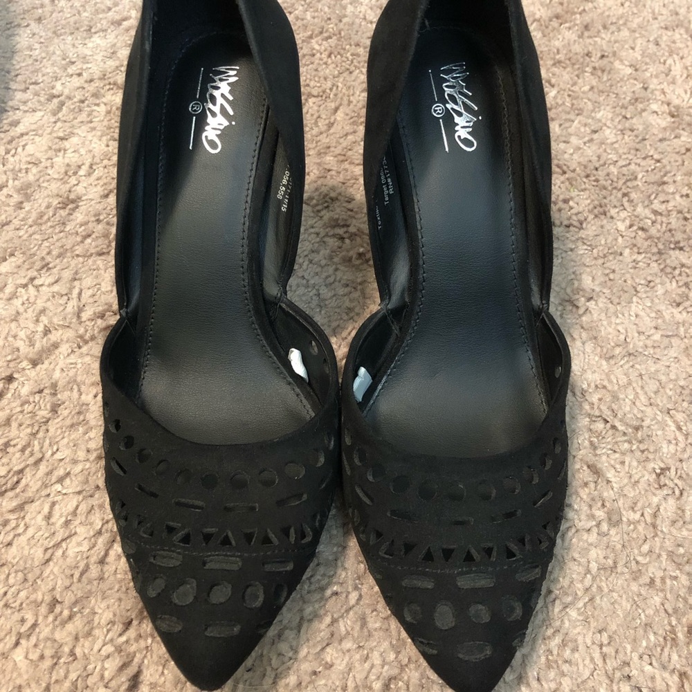 Black Pointed Toed Heels.